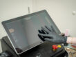 Schoonheidsspecialiste stelt laserparameters in voor laserontharing