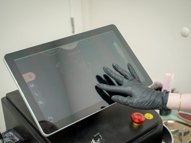 Schoonheidsspecialiste stelt laserparameters in voor laserontharing