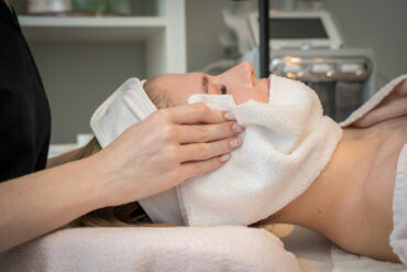 Chemische Peeling of Microneedling: Wat Past Bij Jouw Huid?
