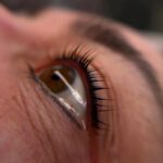 De wimpers worden permanent gelift en gekleurd