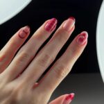 Nagels met leuke bordeaux nailart voor in de herfst