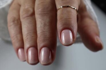Verstevigende gel die wordt aangebracht als nagellak om natuurlijke nagels te versterken en te laten groeien.