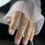 French tips met chrome nailart op de nagels