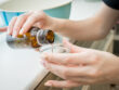 Cosmetisch specialist voert peeling uit