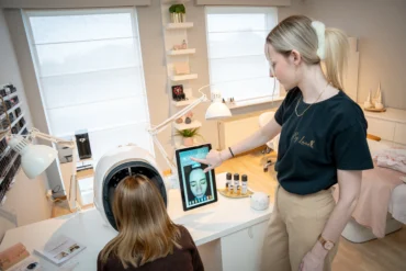 Van Vale naar Stralende Huid: Hoe een Peeling Je Glow Terugbrengt